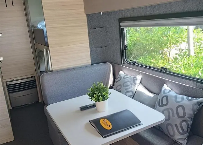 Victoria Campeggio *